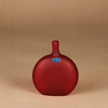 Nuutajärvi Mansikkapaikka taidelasipullo, signeerattu, suunnittelija Oiva Toikka, signeerattu