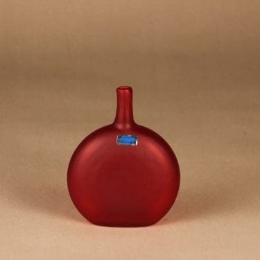 Nuutajärvi Mansikkapaikka taidelasipullo, signeerattu, suunnittelija Oiva Toikka, signeerattu