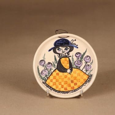 Kupittaan savi 997 2 koristelautanen, käsinmaalattu, suunnittelija Gudrun Raunio, käsinmaalattu, signeerattu