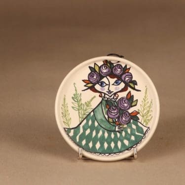 Kupittaan savi 997   koristelautanen, käsinmaalattu, suunnittelija Gudrun Raunio, käsinmaalattu, signeerattu