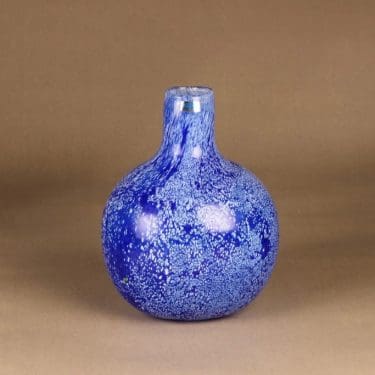 Nuutajärvi Tunturissa koristepullo, signeerattu, suunnittelija Oiva Toikka, signeerattu