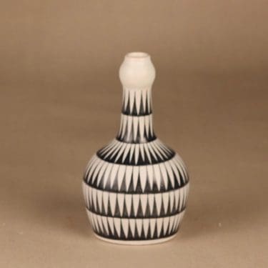 Kupittaan savi maljakko, käsinmaalattu, suunnittelija Orvokki Laine, käsinmaalattu, signeerattu