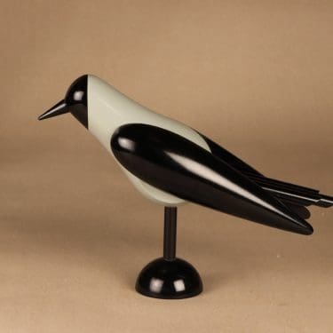 Aarikka harakka, mustavalkoinen, suunnittelija Kaija Aarikka, käsinmaalattu