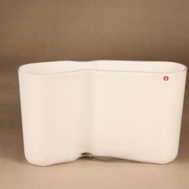 Iittala Muotka maljakko, valkoinen, suunnittelija Harri Koskinen, signeerattu