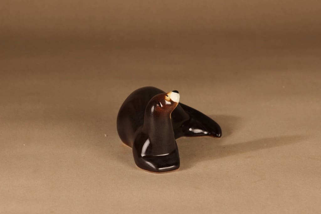 Arabia Saukko figuuri, makaava, suunnittelija Lillemor Mannerheim-Klingspor, makaava, WWF, saukko kuva 2