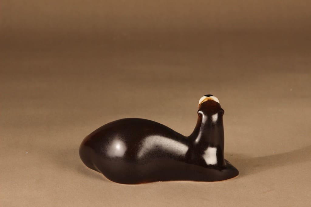 Arabia Saukko figuuri, makaava, suunnittelija Lillemor Mannerheim-Klingspor, makaava, WWF, saukko kuva 3