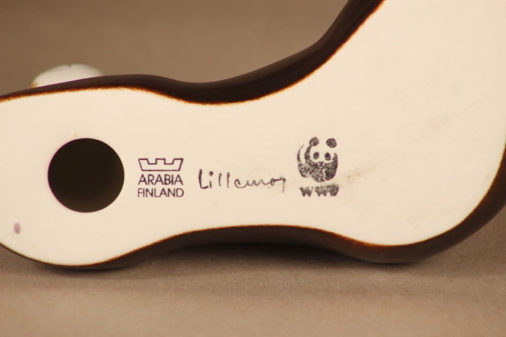 Arabia Saukko figuuri, makaava, suunnittelija Lillemor Mannerheim-Klingspor, makaava, WWF, saukko kuva 4