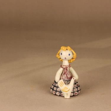 Kupittaan savi Tyttö ja kana figuuri, signeerattu, suunnittelija Orvokki Laine,