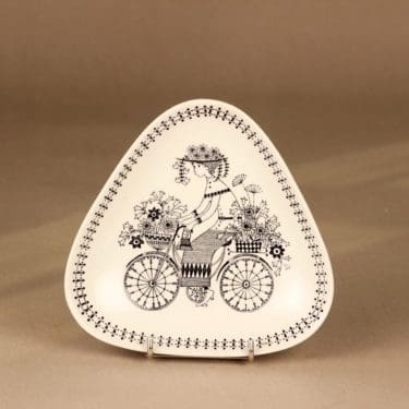 Arabia Emilia serving bowl designer Raija Uosikkinen