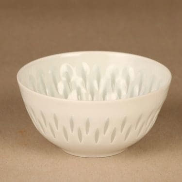 Arabia riisiposliini malja, valkoinen, suunnittelija Friedl Holzer-Kjellberg, massasigneerattu