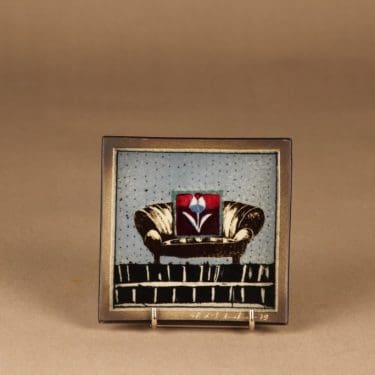 Arabia seinälaatta, Sohva, suunnittelija Heljä Liukko-Sundström, Sohva, signeerattu