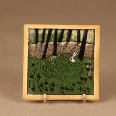 Arabia seinälaatta, Jänis pensaassa, suunnittelija Heljä Liukko-Sundström, Jänis pensaassa, signeerattu, jänis