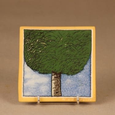 Arabia seinälaatta, Turvapuu, suunnittelija Heljä Liukko-Sundström, Turvapuu, signeerattu