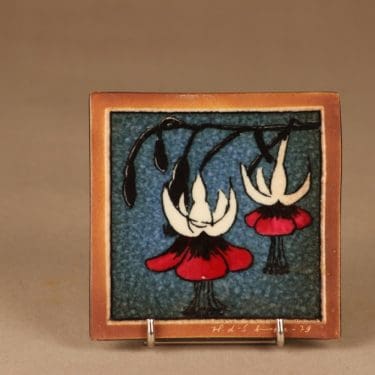 Arabia seinälaatta, Verenpisarat, suunnittelija Heljä Liukko-Sundström, Verenpisarat, signeerattu