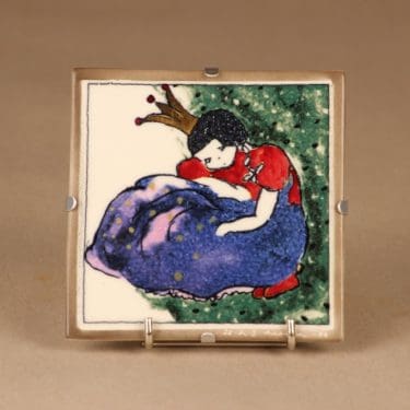 Arabia seinälaatta, Prinsessa, suunnittelija Heljä Liukko-Sundström, Prinsessa, signeerattu