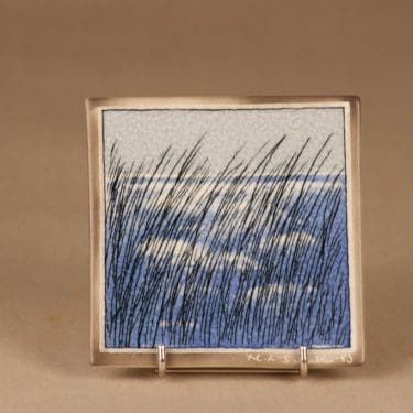 Arabia seinälaatta, Kaislikossa tuulee, suunnittelija Heljä Liukko-Sundström, Kaislikossa tuulee, signeerattu