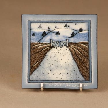 Arabia seinälaatta, Portti, suunnittelija Heljä Liukko-Sundström, Portti, signeerattu