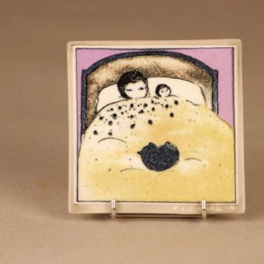 Arabia seinälaatta, Sisarukset nukkumassa, suunnittelija Heljä Liukko-Sundström, Sisarukset nukkumassa, signeerattu