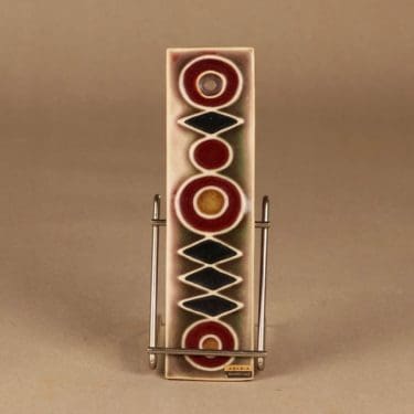 Arabia Ornamentti seinälaatta, käsinmaalattu, suunnittelija Annikki Hovisaari, käsinmaalattu, signeerattu