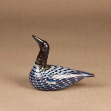 Nuutajärvi lintu , Mustakurkku-uikku, suunnittelija Oiva Toikka, Mustakurkku-uikku, signeerattu