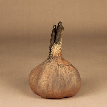 Arabia keramiikkaveistos, Valkosipuli, suunnittelija Gunvor Olin-Grönqvist, Valkosipuli, signeerattu