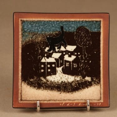 Arabia seinälaatta, Kissojen kylä, suunnittelija Heljä Liukko-Sundström, Kissojen kylä, signeerattu