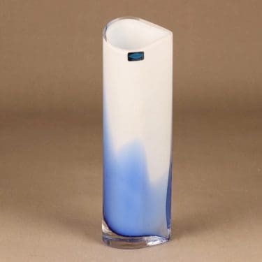 Nuutajärvi maljakko, signeerattu, suunnittelija Inkeri Toikka, signeerattu