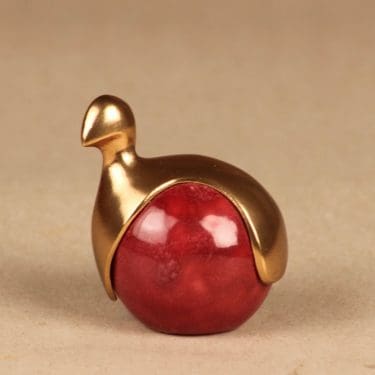 Kalevala Koru Töyrin lintu, punainen, pronssi, suunnittelija Kimmo Virkkunen, leimattu