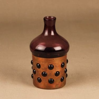 Kumela koristepullo, metallivanteessa, suunnittelija Jan Salakari, metallivanteessa