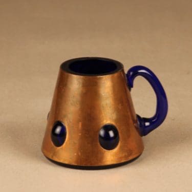 Kumela tuoppi, metallivanteessa, suunnittelija Jan Salakari, metallivanteessa