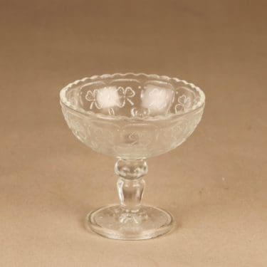 Nuutajärvi Apila annoskulho, jalallinen, suunnittelija , jalallinen, 1800-luvulla suunniteltu malli.