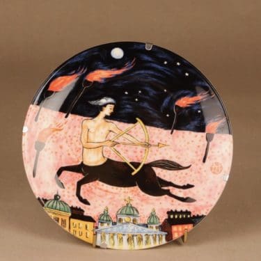 Arabia horoskooppilautanen, Jousimies, suunnittelija Dorrit von Fieandt, Jousimies, serikuva