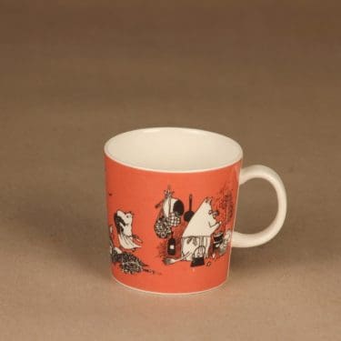 Arabia Teema muumimuki, tumma roosa, suunnittelija Tove Slotte-Elevant, muumi muki