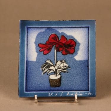 Arabia HLS seinälaatta, Amaryllis, suunnittelija Heljä Liukko-Sundström, Amaryllis, signeerattu