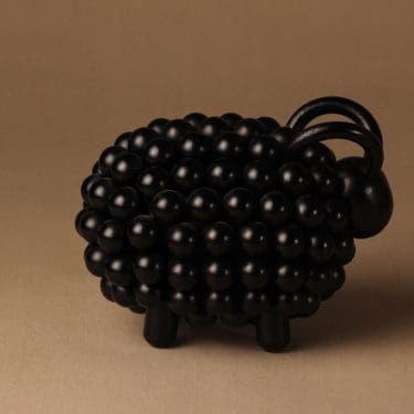 Aarikka pässi, musta, suunnittelija Kaija Aarikka, Aarikka-leima pohjassa