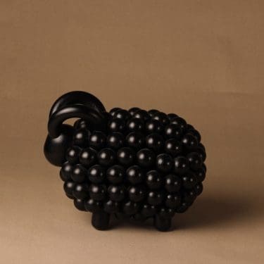 Aarikka pässi, musta, suunnittelija Kaija Aarikka, Aarikka-leima pohjassa