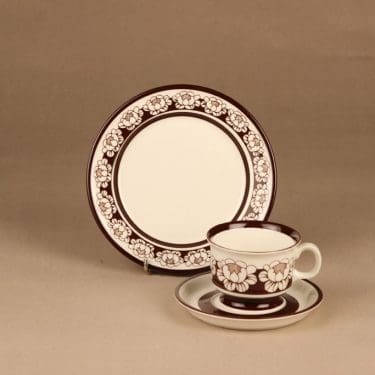 Arabia Katrilli kahvikuppi ja lautaset, ruskea, suunnittelija Esteri Tomula, kukka, serikuva