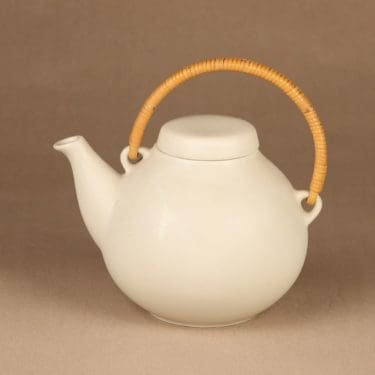 Arabia GA 3 teekannu, rottinkikahvalla, suunnittelija Ulla Procope, rottinkikahvalla, 1.6 l