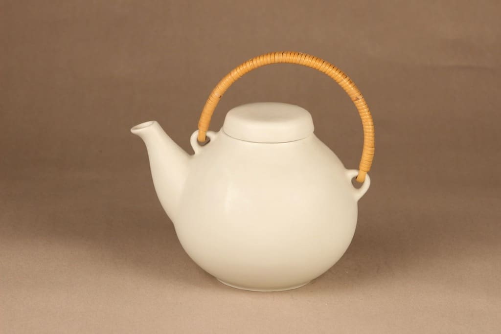 Arabia GA 3 teekannu, rottinkikahvalla, suunnittelija Ulla Procope, rottinkikahvalla, 1.6 l