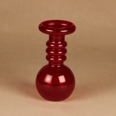Riihimäen lasi Carmen kääntömaljakko, rubiininpunainen, suunnittelija Tamara Aladin, kynttilänjalka