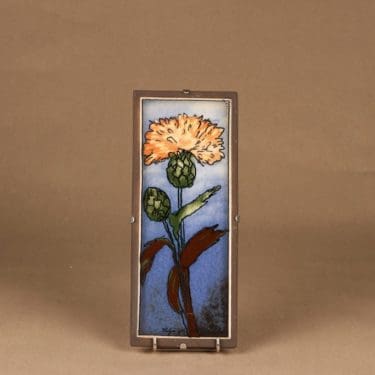 Arabia Aurinko kutsuu seinälaatta, Aurinko kutsuu, suunnittelija Heljä Liukko-Sundström, Aurinko kutsuu, signeerattu