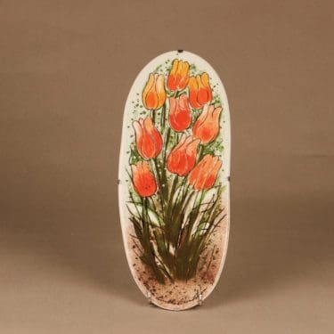 Arabia HLS seinälaatta, Tulppaaneita tulvillaan, suunnittelija Heljä Liukko-Sundström, Tulppaaneita tulvillaan, signeerattu