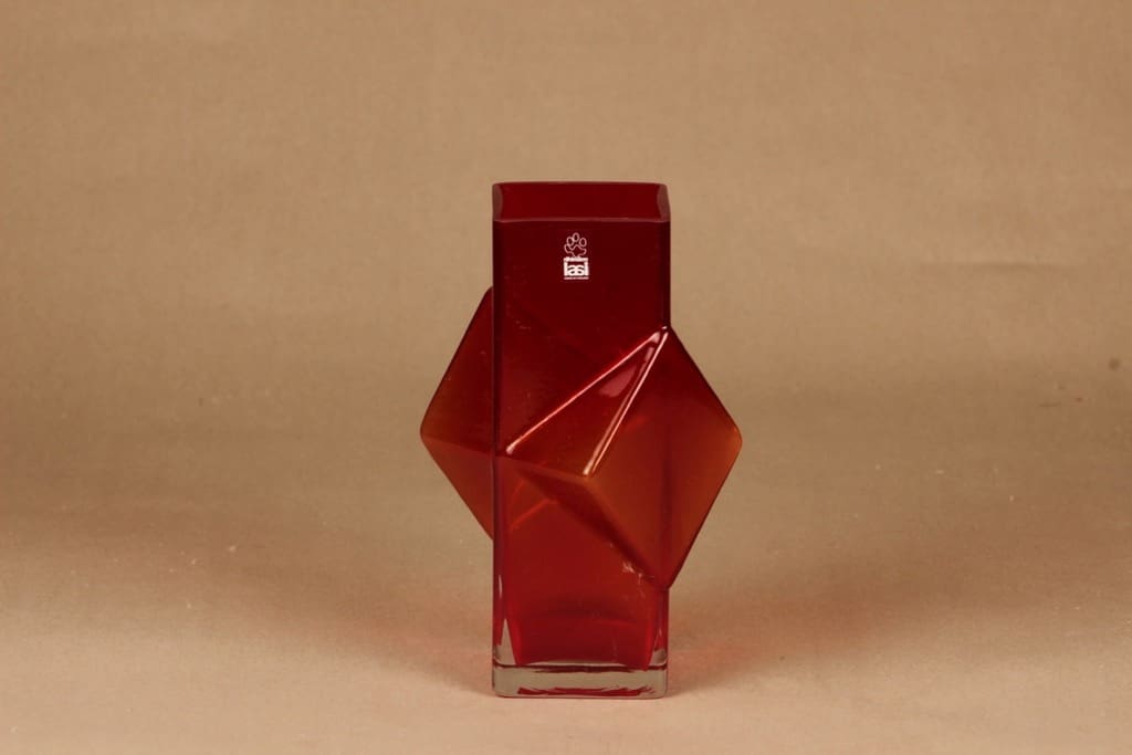 Riihimäen lasi Pablo maljakko, rubiininpunainen, suunnittelija Erkkitapio Siiroinen,