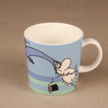 Arabia Muumi Sesonkimuki 2007, Delfiinisukellus, suunnittelija Tove Jansson/Tove Slotte-Elevant, Delfiinisukellus, muumi, muki