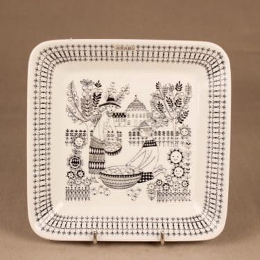 Arabia Emilia serving bowl designer Raija Uosikkinen