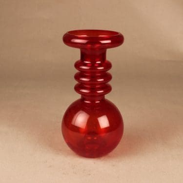 Riihimäen lasi Carmen maljakko/kynttilänjalka, rubiininpunainen, suunnittelija Tamara Aladin,