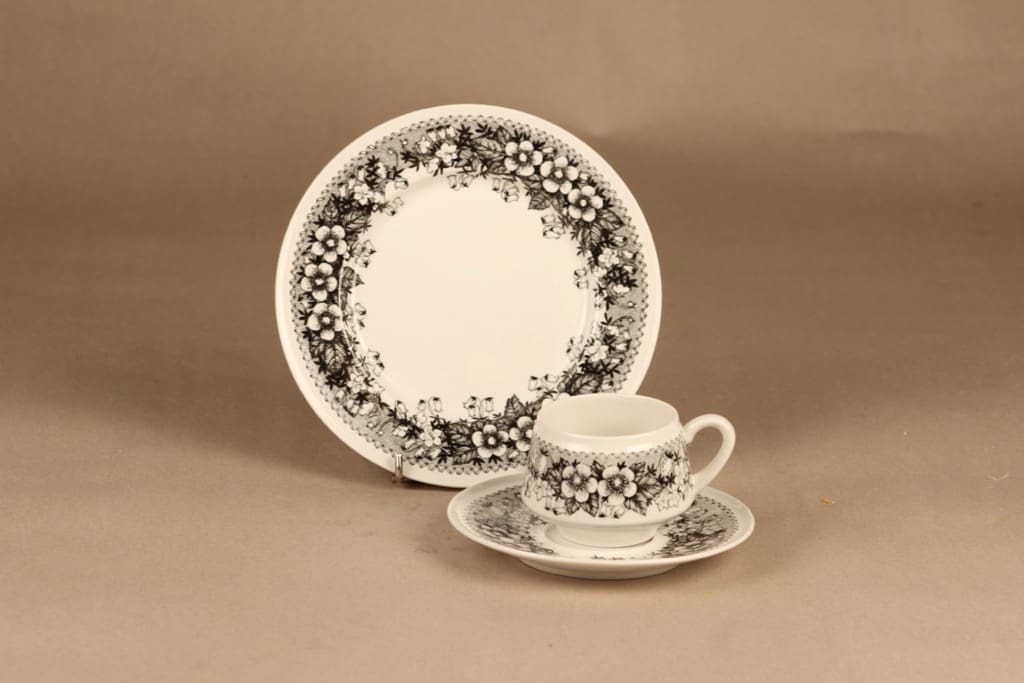 Arabia Talvikki kahvikuppi ja lautaset(2), mustavalkoinen, suunnittelija Raija Uosikkinen, serikuva