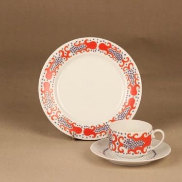 Arabia Esmeralda kahvikuppi ja lautaset(2), punainen, suunnittelija Laila Hakala, serikuva