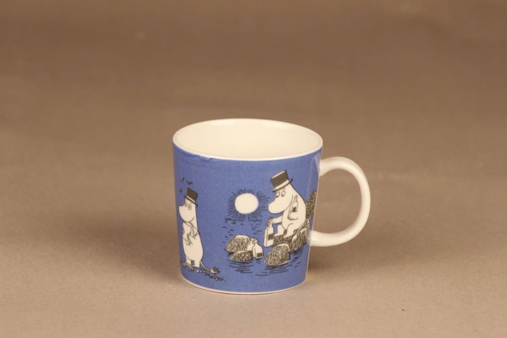 Arabia Muumi muumimuki, tummansininen, suunnittelija Tove Jansson/Tove Slotte-Elevant, muumipappa, pulloposti