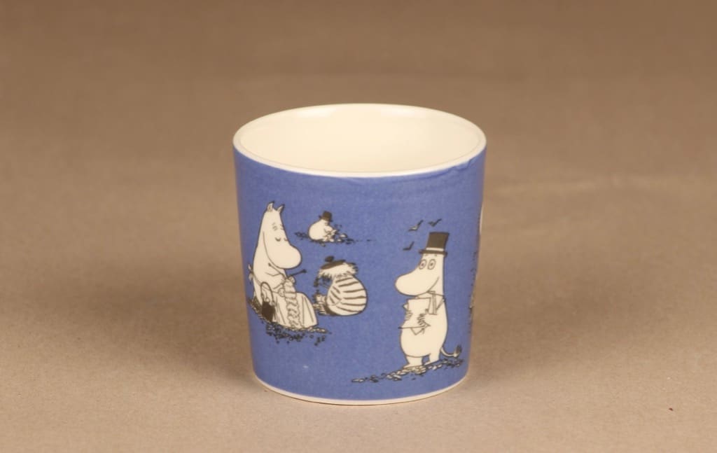 Arabia Muumi muumimuki, tummansininen, suunnittelija Tove Jansson/Tove Slotte-Elevant, muumipappa, pulloposti kuva 2